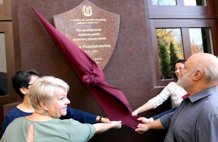 Odsłonięcie tablicy upamiętniającej Halinę Poświatowską na ścianie budynku siedziby Liceum im. Słowackiego w Częstochowie. Fot. PAP/W. Deska 