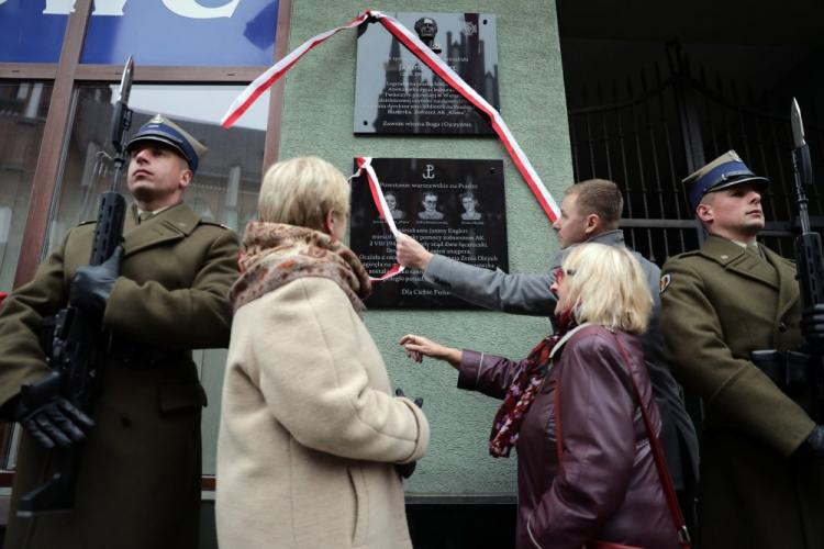 Wnuczka Janiny Englert, Hanna Budzisz (3P) podczas uroczystości odsłonięcia tablic powstańczych przy ul. Floriańskiej 12 w Warszawie upamiętniających Janinę Englert oraz łączniczki Zofię Brzostowską i Zenie Olejnik. Fot. PAP/T. Gzell 