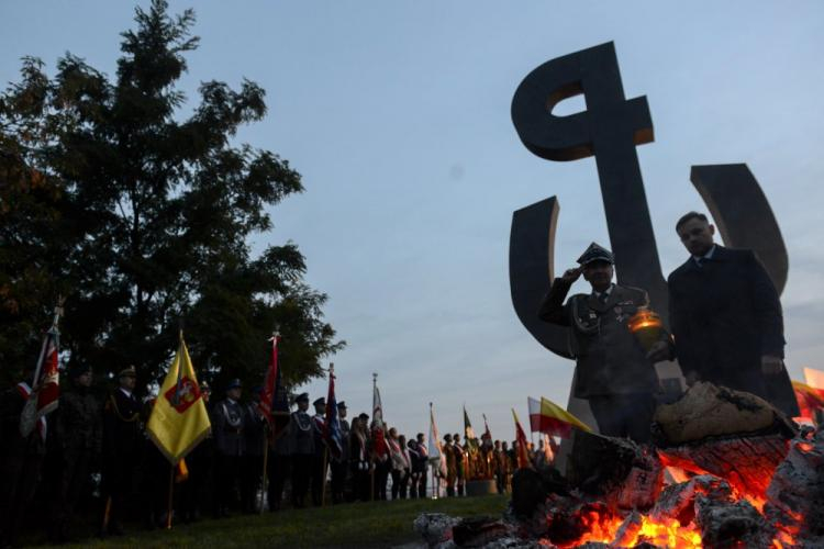 Powstaniec z pułku AK "Baszta" Jerzy Grzelak (2P) i wiceprezydent Warszawy Marcin Wojdat (P) podczas uroczystego wygaszenia symbolicznego płomienia na Kopcu Powstania. Fot. PAP/J. Kamiński 