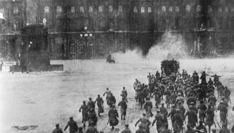 Bolszewicy atakują Pałac Zimowy. Kadr z filmu „Październik” (reż. S. Eisenstein). Źródło: Wikimedia Commons