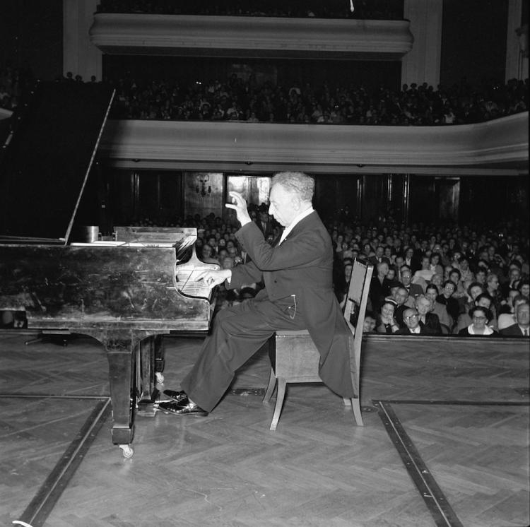 Artur Rubinstein podczas recitalu w Filharmonii Narodowej w Warszawie. 1958 r. Fot. PAP/CAF/Barącz 