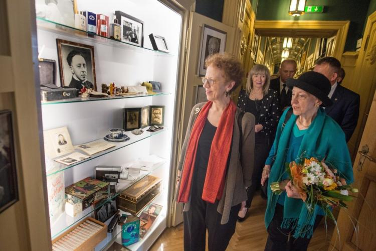 Ewa Rubinstein (L) i Alina Rubinstein (P) zwiedzają Muzeum Mistrza Artura w Galerii Muzyki im. Artura Rubinsteina. Łódź, 17.10.2017. Fot. PAP/G. Michałowski 