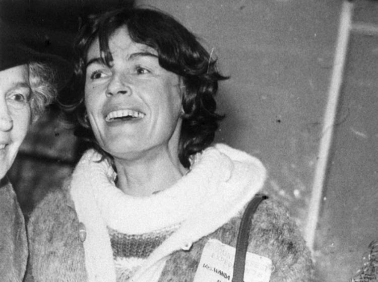 Wanda Rutkiewicz po przylocie do kraju po zdobyciu szczytu Mount Everest. Fot. PAP/CAF/Reprodukcja 