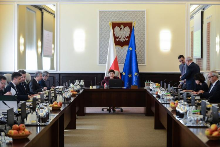 Premier Beata Szydło (C) oraz członkowie Rady Ministrów przed posiedzeniem rządu. Warszawa, 17.10.2017. Fot. PAP/J. Kamiński