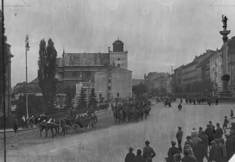 Warszawa. Ulica Krakowskie Przedmieście widziane od strony Zamku Królewskiego. Na placu uroczystość najprawdopodobniej przewiezienie serca Tadeusza Kościuszki. Źródło: NAC 