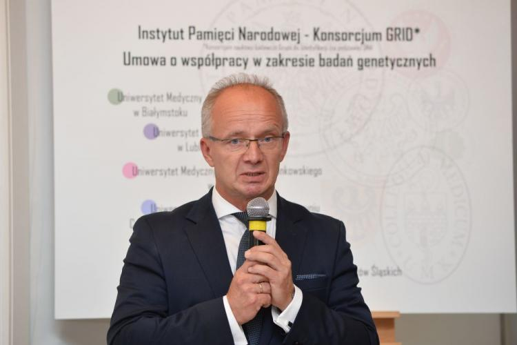 Wiceprezes IPN Krzysztof Szwagrzyk podczas podpisania umowy o współpracy IPN i Konsorcjum GRID w zakresie prowadzenia badań identyfikacyjnych ofiar zbrodni przeciwko narodowi polskiemu. Fot. PAP/M. Kmieciński 