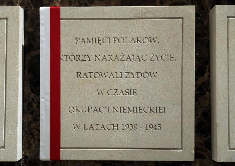Tablica poświęcona Polakom, którzy ratowali Żydów. Fot. PAP/T. Gzell
