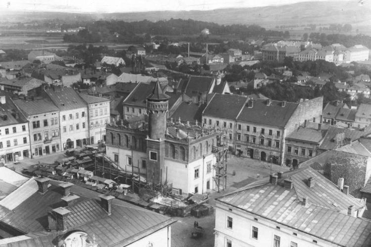 Panorama Tarnowa - Widok z wieży katedralnej na rynek i dzielnicę Zabłocie; na środku widoczny ratusz. 1918-1929. Źródło: NAC