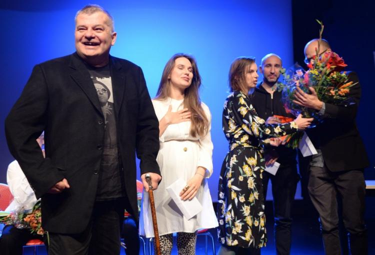 Krzysztof Globisz (L) wraz z twórcami spektaklu "Wieloryb The Globe" zostali uhonorowani Nagrodą Specjalną miesięcznika "Teatr". Fot. PAP/J. Turczyk  