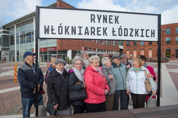 Tablica z nazwą „Rynek Włókniarek Łódzkich” została odsłonięta przez prezydent Łodzi Hannę Zdanowską wraz z łódzkimi włókniarkami na rynku Manufaktury. Fot. PAP/G. Michałowski 