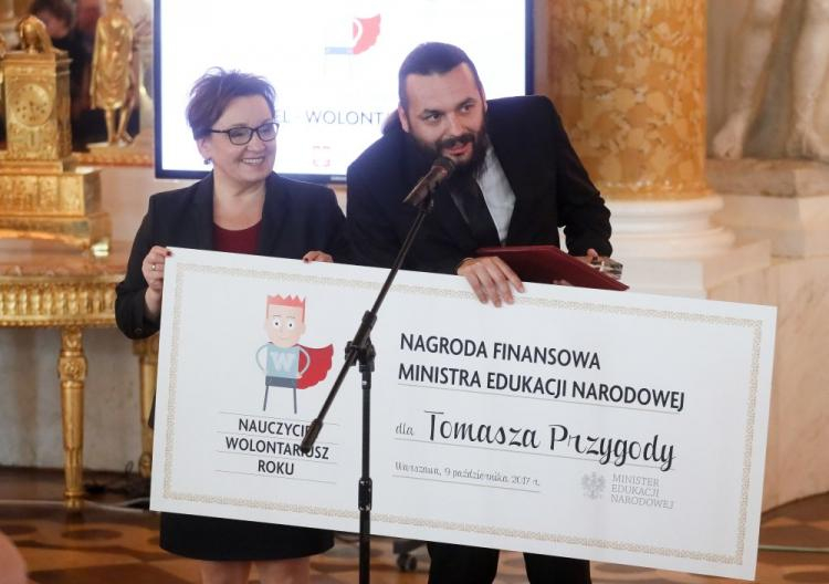 Minister edukacji narodowej Anna Zalewska i laureat I miejsca Tomasz Przygoda podczas finału ogólnopolskiego konkursu Ministra Edukacji Narodowej "Nauczyciel – Wolontariusz Roku". Fot. PAP/P. Supernak 