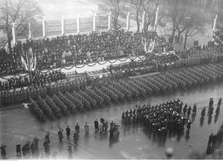 Obchody Święta Niepodległości w Warszawie - oddziały piechoty defilujące przed trybuną honorową. 11.11.1937. Fot. NAC