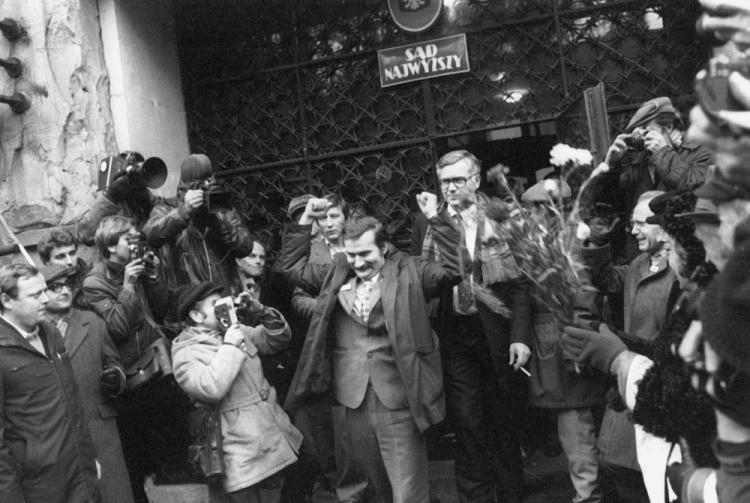 Lech Wałęsa po wpisaniu NSZZ „Solidarność” do rejestru związków zawodowych. 10.11.1980 r. Fot. PAP/J. Morek