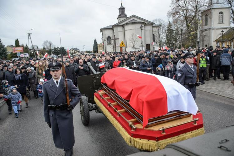 Uroczystości pogrzebowe żołnierza AK i WiN, ostatniego żołnierza podziemia antykomunistycznego, chorążego Antoniego Dołęgi ps. „Znicz”. Trzebieszów, 19.11.2017. Fot. PAP/W. Pacewicz