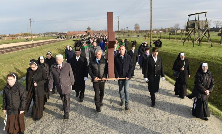 Droga Krzyżowa w intencji ofiar obozów zagłady, gułagów i wszystkich systemów totalitarnych odbyła się na terenie byłego niemieckiego, nazistowskiego obozu zagłady KL Auschwitz II-Birkenau. 05.11.2017 Fot. PAP/J. Bednarczyk