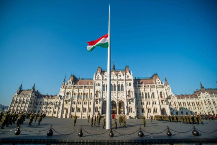 Węgry obchodzą rocznicę zdławienia rewolucji 1956 r. Opuszczona flaga węgierska przed parlamentem w Budapeszcie. Fot. PAP/EPA