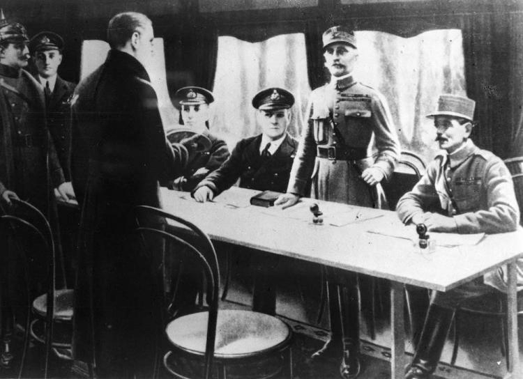 11. 11.1918 r. Podpisanie zawieszenia broni w wagonie w Compiègne. Fot. PAP/CAF