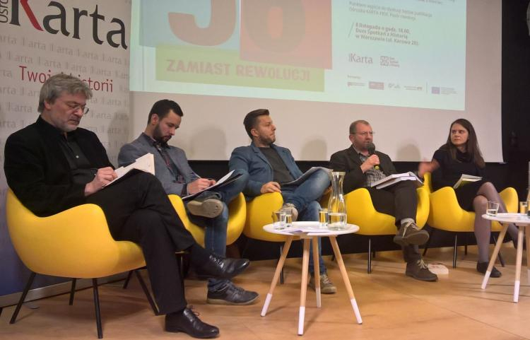 Zbigniew Gluza, Gábor Danyi, Bartosz Panek z Polskiego Radia 2 - prowadzący debatę, Jerzy Kochanowski i Natalia Jarska podczas debaty „Rok 1956 - zamiast rewolucji”