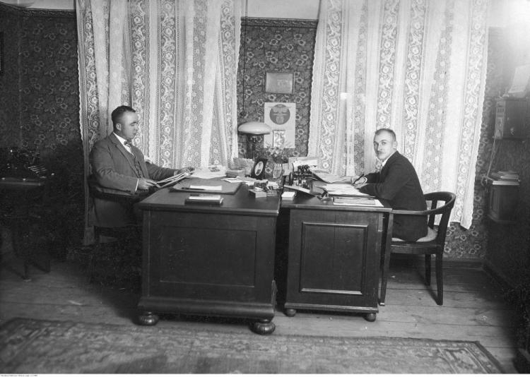 Redaktor i wydawca "Gazety Olsztyńskiej" Seweryn Pieniężny (z lewej) i redaktor Jankowski podczas pracy. Fot. NAC