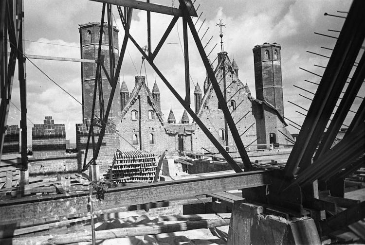 Gdańsk, 1948. Prace nad rekonstrukcją dachu Bazyliki Mariackiej Wniebowzięcia Najświętszej Marii Panny, zniszczonej w 1945 roku. Fot. PAP/CAF