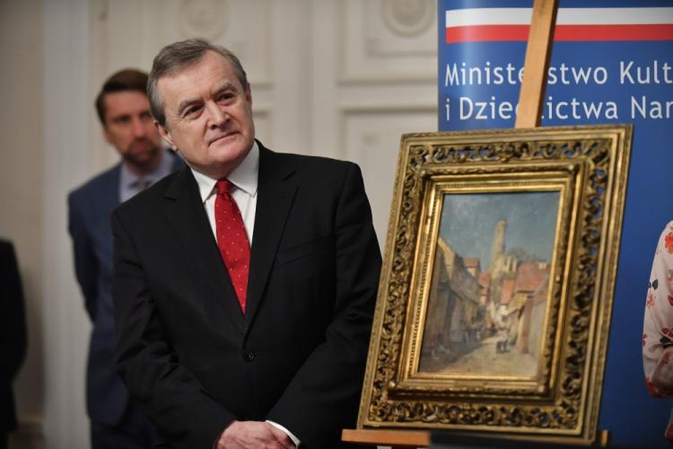 Wicepremier, minister kultury Piotr Gliński podczas przekazania Muzeum Narodowemu we Wrocławiu odzyskanego dzięki działaniom MKiDN i FBI obrazu Roberta Śliwińskiego "Ulica wraz z ruiną zamku". Warszawa, 29.11.2017.  Fot. PAP/B. Zborowski