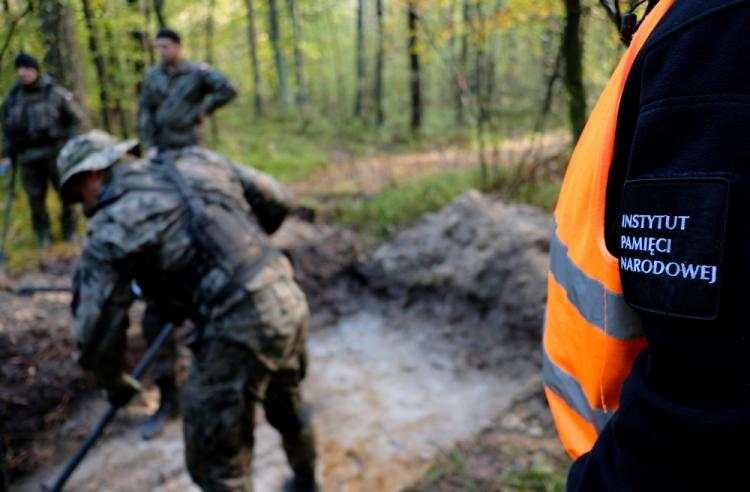 Turza (woj. podkarpackie), 12.10.2017. Członkowie zespołu Biura Poszukiwań i Identyfikacji Instytutu Pamięci Narodowej w Nisku podczas poszukiwań miejsc pochówku ofiar NKWD, w lesie w Turzy koło Sokołowa Małopolskiego. Fot. PAP/D. Delmanowicz