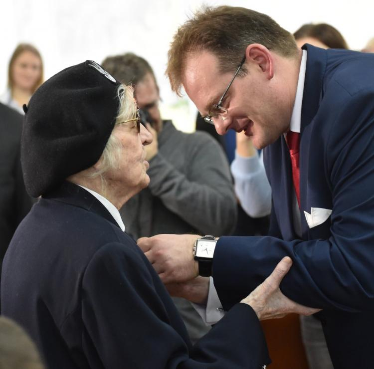 Szef Urzędu do Spraw Kombatantów i Osób Represjonowanych Jan Józef Kasprzyk wręcza medal "Pro Patria" harcmistrz Irenie Piotrowskiej - Wesołowskiej podczas uroczystości w Muzeum Czynu Zbrojnego w Krakowie. Fot. PAP/J. Bednarczyk