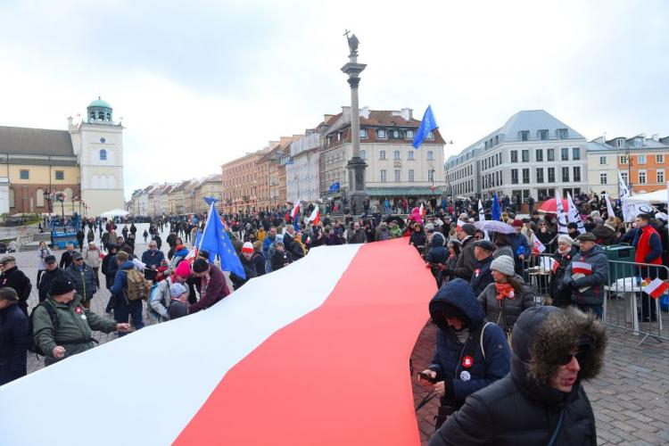 Zgromadzenie pod hasłem „Niepodległa, Europejska”, zorganizowane przez Komitet Obrony Demokracji z okazji Święta Niepodległości na Pl. Zamkowym w Warszawie. 1.11.2017. Fot. PAP/S. Leszczyński