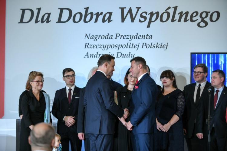 Prezydent Andrzej Duda wręcza nagrodę specjalną dla wolontariuszy „Łączki” podczas gali finałowej Nagrody Prezydenta RP "Dla Dobra Wspólnego". Fot. PAP/M. Obara