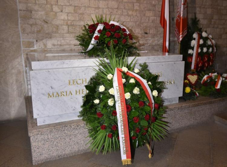 Kwiaty na sarkofagu Lecha i Marii Kaczyńskich. Fot. PAP/J. Bednarczyk