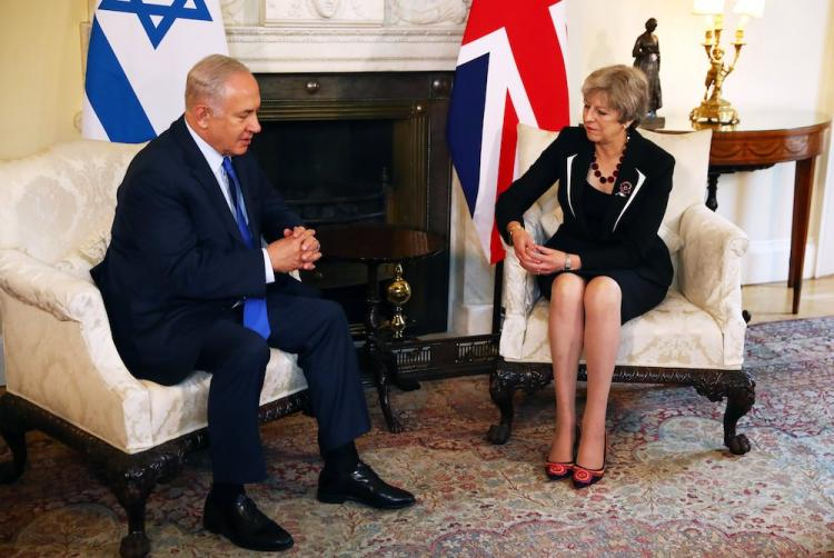 Brytyjska premier Theresa May (P) i izraelski premier Benjamin Netanjahu (L) podczas spotkania w Londynie. Fot. PAP/EPA