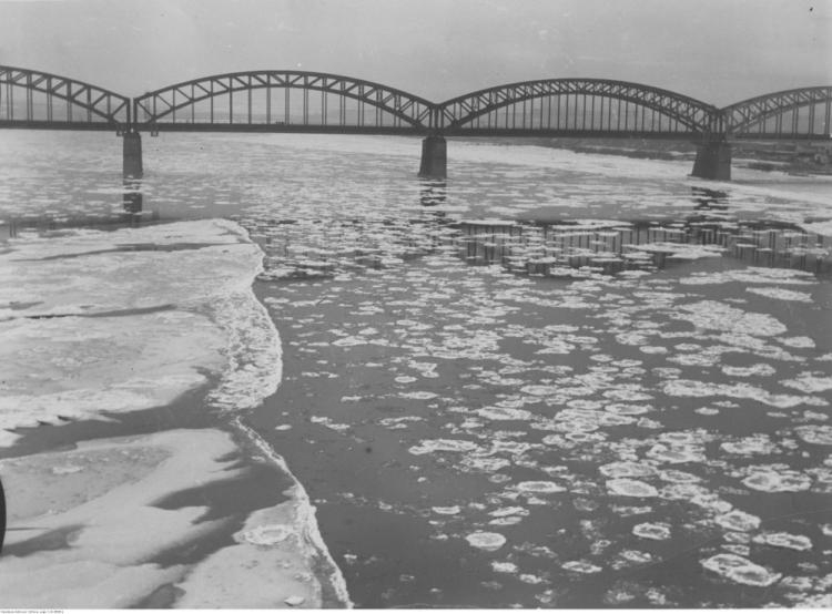 Most średnicowy na Wiśle w Warszawie. 12.1937 r. Fot. NAC