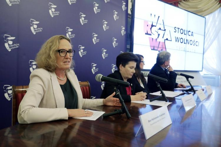 Przewodnicząca Rady Warszawy Ewa Malinowska-Grupińska (L), prezydent stolicy Hanna Gronkiewicz-Waltz (2L),  wiceprezydent Warszawy Renata Kaznowska (2P) oraz dyrektor Domu Spotkań z Historią Piotr Jakubowski (P) podczas konferencji prasowej nt. obchodów 100-lecia niepodległości w Warszawie. Fot. PAP/T. Gzell