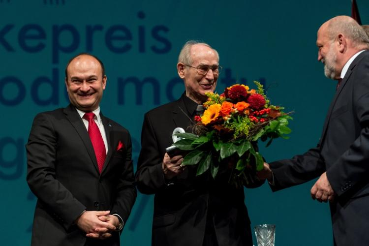 Abp Alfons Nossol (C) otrzymał Międzynarodową Nagrodę Mostu, z lewej burmistrz Zgorzelca Rafał Gronicz, z prawej nadburmistrz Goerlitz Siegfried Deinege. Fot. PAP/M. Kulczyński