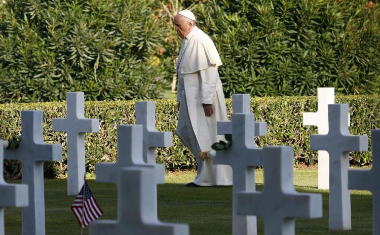 Papież Franciszek na cmentarzu żołnierzy amerykańskich w Nettuno. 02.11.2017. Fot. PAP/EPA