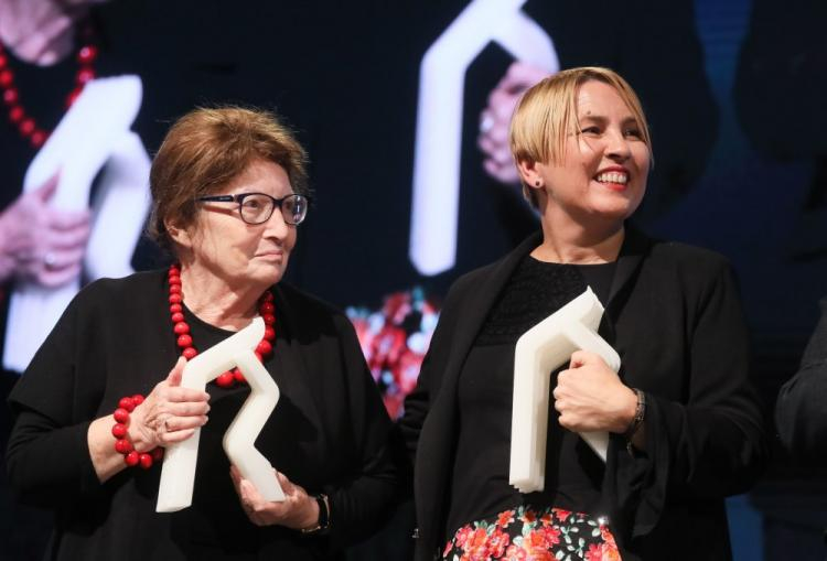 Dyrektorka Centrum Dialogu im. Marka Edelmana w Łodzi Joanna Podolska (P) laureatka Nagrody POLIN 2017 i przewodnicząca Stowarzyszenia "Dzieci Holocaustu" w Polsce Joanna Sobolewska-Pyz (L) z nagrodą specjalną POLIN. Fot. PAP/P. Supernak