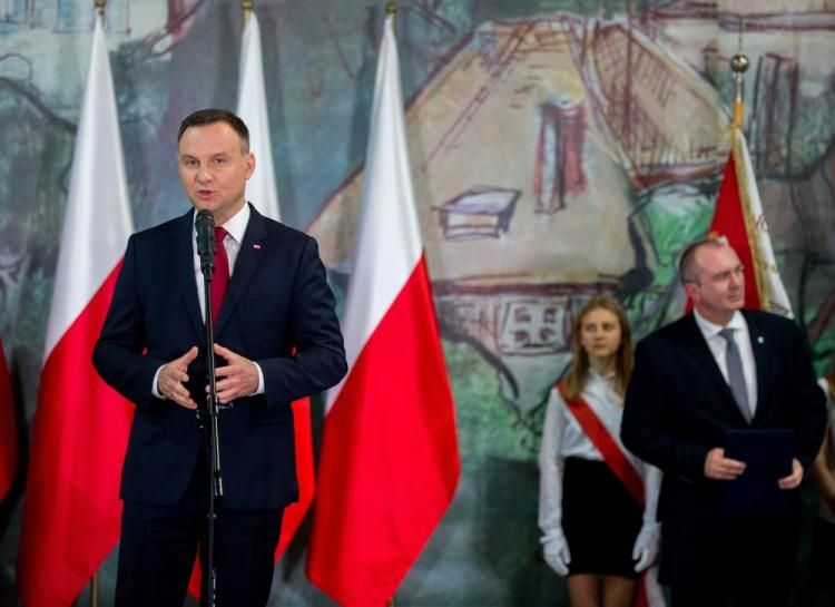 Prezydent Andrzej Duda przemawia podczas spotkania z mieszkańcami Krapkowic. Fot. PAP/A. Grygiel