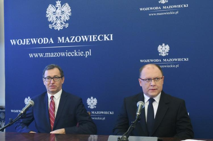 Wojewoda mazowiecki Zdzisław Sipiera (P) i prezes IPN Jarosław Szarek podczas konferencji prasowej "Dekomunizacja w Warszawie - zarządzenia wojewody w sprawie zmiany nazw ulic". Fot. PAP/R. Pietruszka