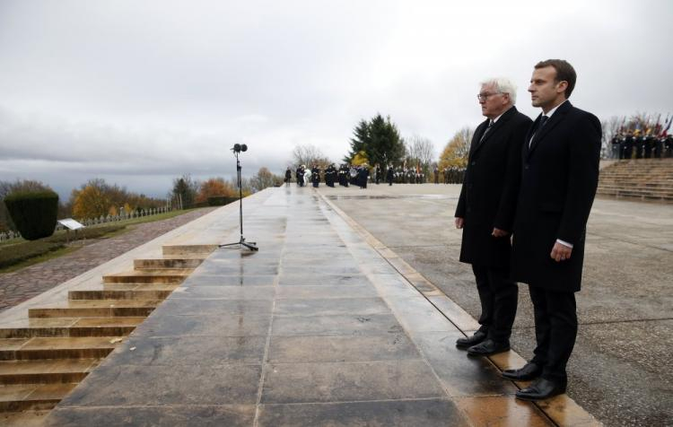 Prezydent Niemiec Frank-Walter Steinmeier (L) i prezydent Francji Emmanuel Macron podczas uroczystości w Hartmannsweilerkopf. Fot. PAP/EPA