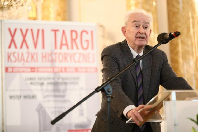 Przewodniczący jury konkursu Nagrody KLIO prof. Tomasz Szarota podczas inauguracji XXVI Targów Książki Historycznej na Zamku Królewskim w Warszawie. Fot. PAP/L. Szymański