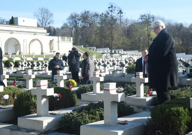 Minister spraw zagranicznych Witold Waszczykowski przy mogiłach na Cmentarzu Obrońców Lwowa na cmentarzu Łyczakowskim. Lwów, Ukraina, 05.11.2017. Fot. PAP/R. Pietruszka 