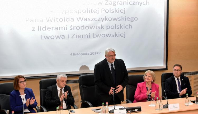  Minister spraw zagranicznych Witold Waszczykowski (C), posłanka PiS Beata Mazurek (L), ambasador RP na Ukrainie Jan Piekło (2L), senator PiS Janina Sagatowska (2P) oraz podsekretarz stanu ds. bezpieczeństwa, konsularnych oraz polityki wschodniej Bartosz Cichocki (P) podczas spotkanie z liderami środowisk polskich Lwowa i okręgu, w Konsulacie Generalnym RP we Lwowie. Fot. PAP/R. Pietruszka