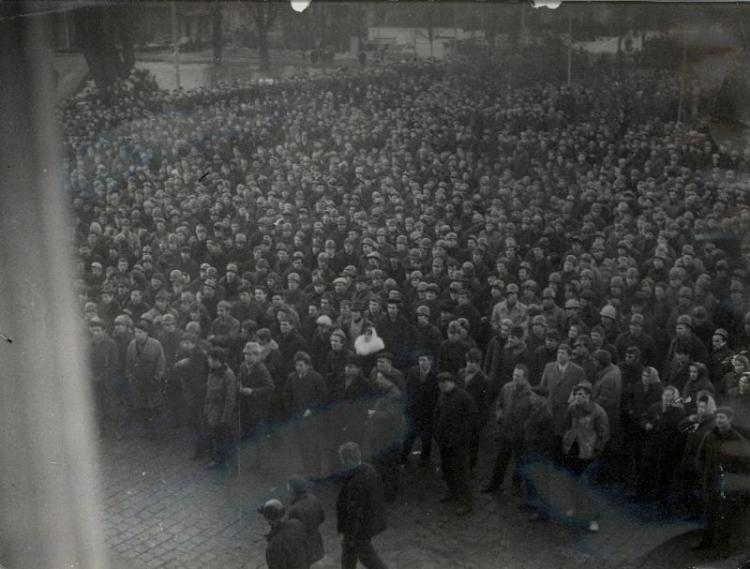 Stoczniowcy przed gmachem dyrekcji Stoczni Gdańskiej im. Lenina, 14.12.1970 r. Fot. IPN