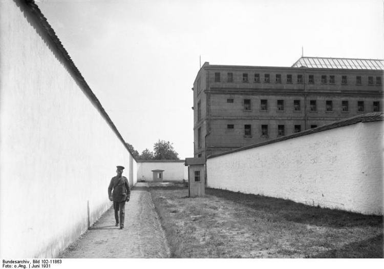 Oficer patrolujący teren Zuchthaus Sonnenburg, 1931 r. Źródło: Bundesarchiv