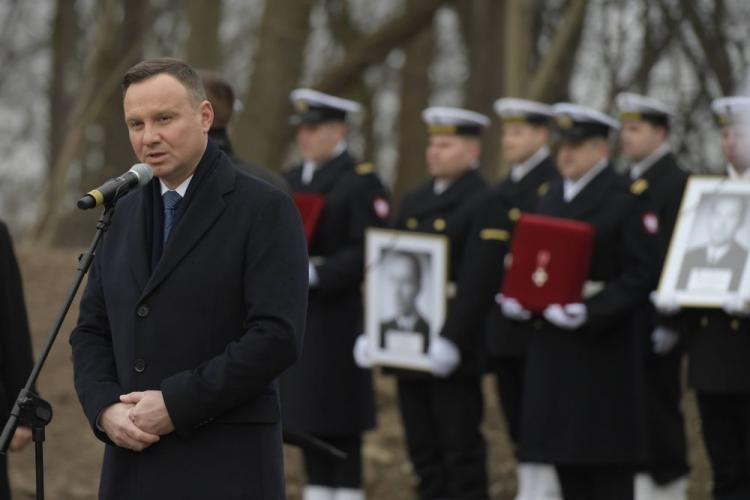 Wystąpienie prezydenta RP Andrzeja Dudy podczas państwowych uroczystości pogrzebowych "Trzech Komandorów" na Cmentarzu Marynarki Wojennej w Gdyni Oksywiu. Fot. PAP/A. Warżawa