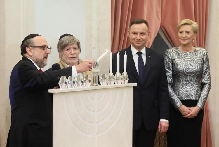 Prezydent Andrzej Duda (2P) z małżonką Agatą Kornhauser-Dudą (P), naczelny rabin Polski Michael Schudrich (L) i były ambasador Izraela w Polsce Szewach Weiss (2L) podczas uroczystości zapalenia świec chanukowych, 14 bm. Fot. PAP/P. Supernak