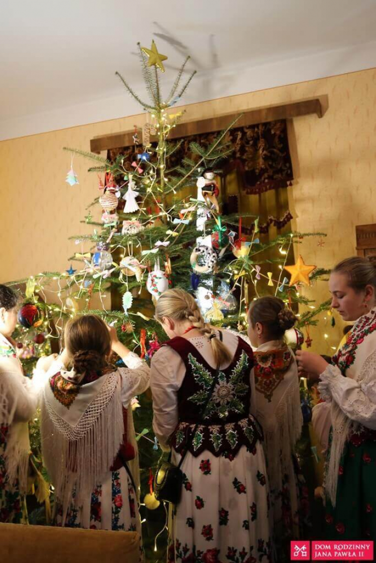 Choinka w Domu Rodzinnym Jana Pawła II, podarowana przez Górali. Źródło: Dom Rodzinny Jana Pawła II