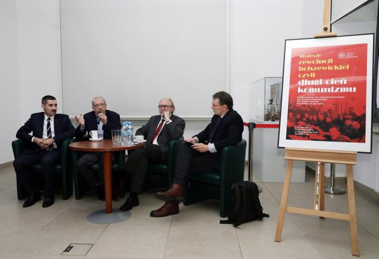 Dr Mirosław Szumiło (L), prof. Wojciech Roszkowski (2L), prof. Bogdan Szlachta (2P) oraz prowadzący dyskusję Igor Janke (P) podczas debaty "Stulecie rewolucji bolszewickiej, czyli długi cień komunizmu" w Centrum Edukacyjnym IPN w Warszawie. Fot. PAP/T. Gzell