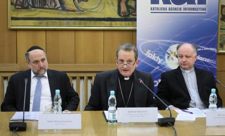 Naczelny rabin Polski Michael Schudrich (L), przewodniczący Komitetu ds. Dialogu z Judaizmem bp Rafał Markowski (C) i przewodniczący Komitetu Organizacyjnego Dnia Judaizmu w Warszawie ks. Andrzej Tulej podczas konferencji prasowej nt. 21. Dnia Judaizmu w Kościele katolickim. Fot. PAP/P. Supernak