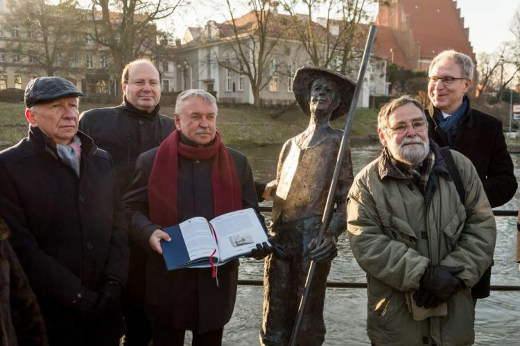 Od lewej: rzeźbiarz Michał Kubiak, dyrektor Instytutu Kultury Węgierskiej w Warszawie, radca ambasady Janos Tischler, konsul honorowy Węgier w Bydgoszczy Marek Andrzej Pietrzak, były ambasador Węgier w Polsce Akos Engelmayer, poseł Tomasz Latos podczas uroczystości. Fot. PAP/T. Żmijewski